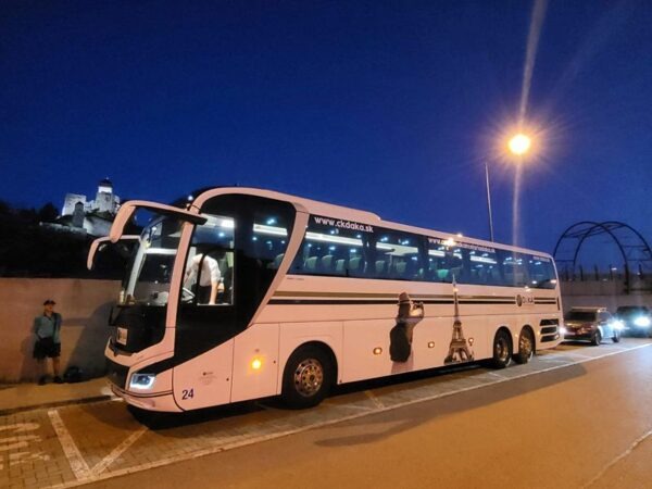 Večerný odchod autobusu z Trenčína